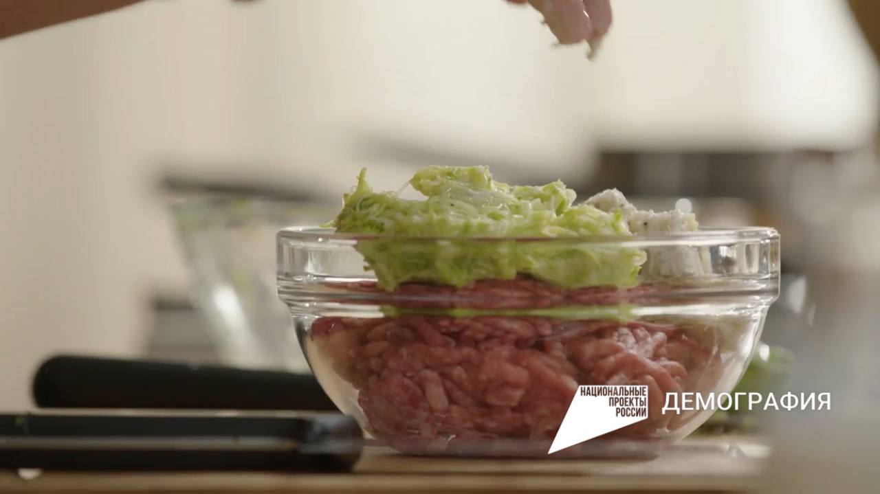 Берем говяжий фарш. Натираем кабачок и смешиваем с фаршем. Палочки от зелени и чеснок мелко рубим и добавляем в фарш. Вымачиваем в молоке цельнозерновой хлеб и также добавляем в фарш. Замешиваем все ингредиенты и формируем котлеты с помощью ножа.