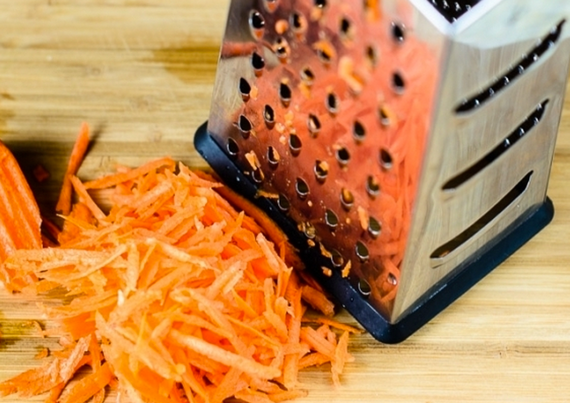 Морковь очистить и натереть на средней терке.
