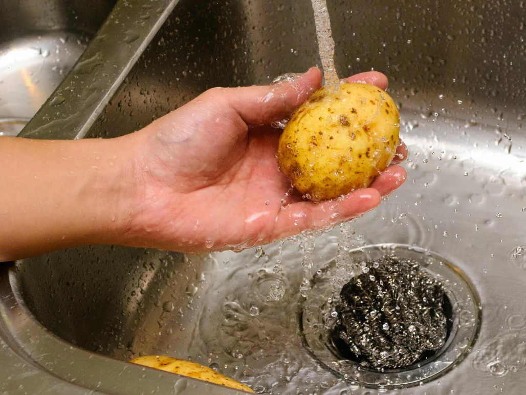 Мытье картофеля. Помыть картошку. Картофель в раковине. Мойка картофеля. Картошкой воду сливают