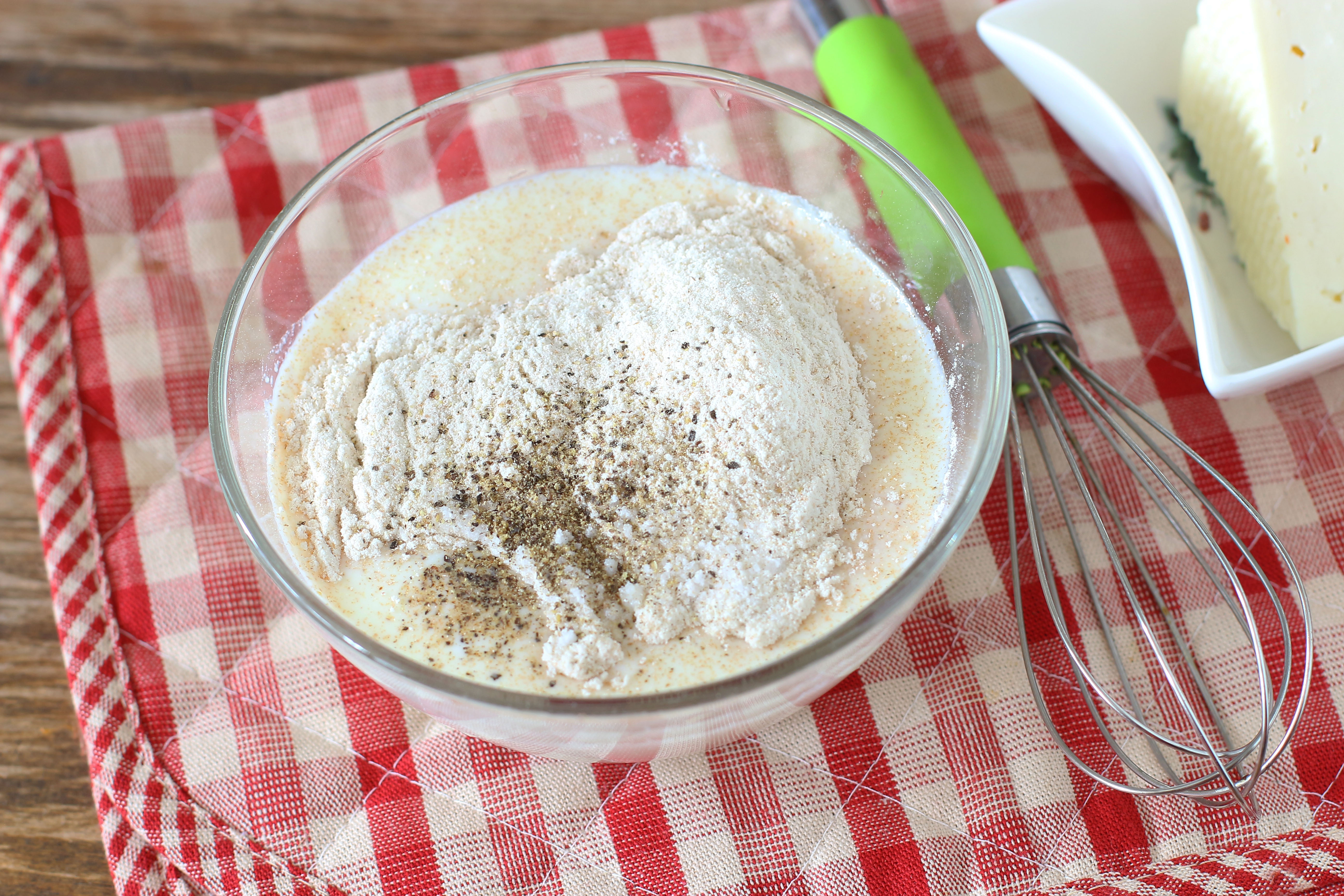В отдельную чистую миску всыпьте муку, добавьте соль и черный перец, перемешайте. Солите именно муку, а не печень. Почему нужно солить муку? Потому что как только вы посолите непосредственно печень, она станет жесткой. 