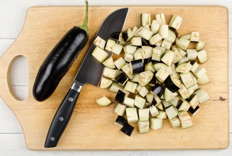 Баклажаны нарежьте небольшими кубиками. 