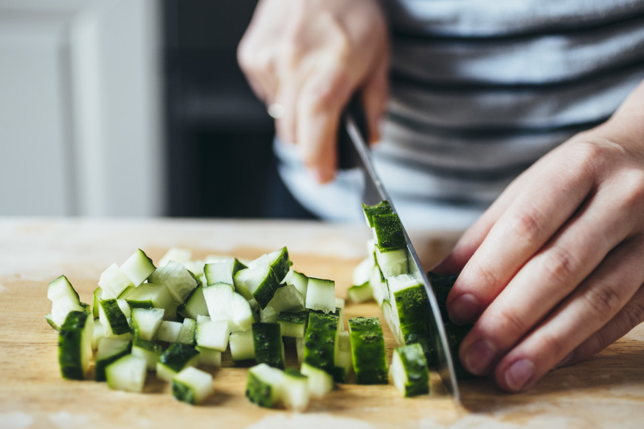 Как мелко нарезать огурец кубиками. Как порезать огурец квадратами. Свежий огурец нарезанные соломкой. Красиво нарезать огурцы. Нарезка огурцов кубиками.