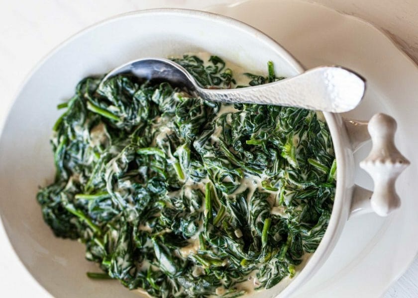 А пока готовим соус. Тут все просто, в кастрюлю к сливкам отправляем кусочек сливочного масла, и даем ему полностью разойтись, не надо ждать закипания! Соус пока отставляем в сторону.