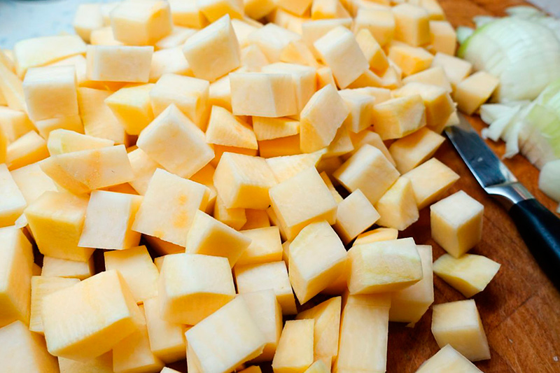 Нарезать некрупным кубиком репу и картофель, морковь – колечками, лук – перьями.