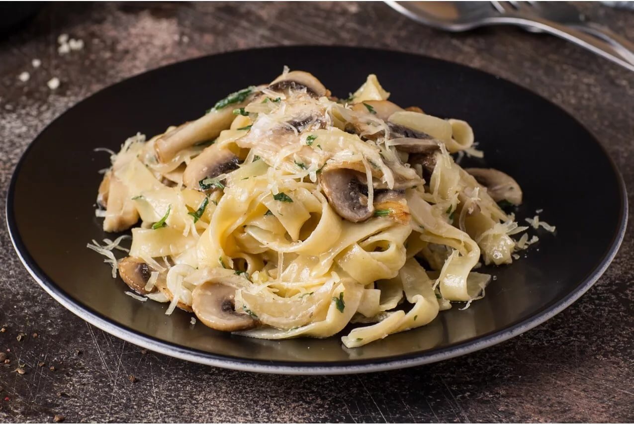 7.	Готовое блюдо разложите по тарелкам и подавайте к столу в горячем виде.