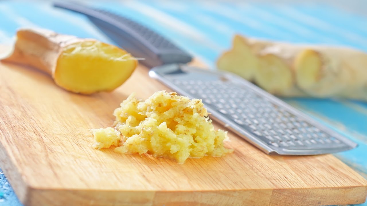 Очистить кусочек имбиря, натереть на терке или нарезать. Добавить в соус, перемешать, залить маринадом печень отставить в сторону мариноваться на пять минут. 