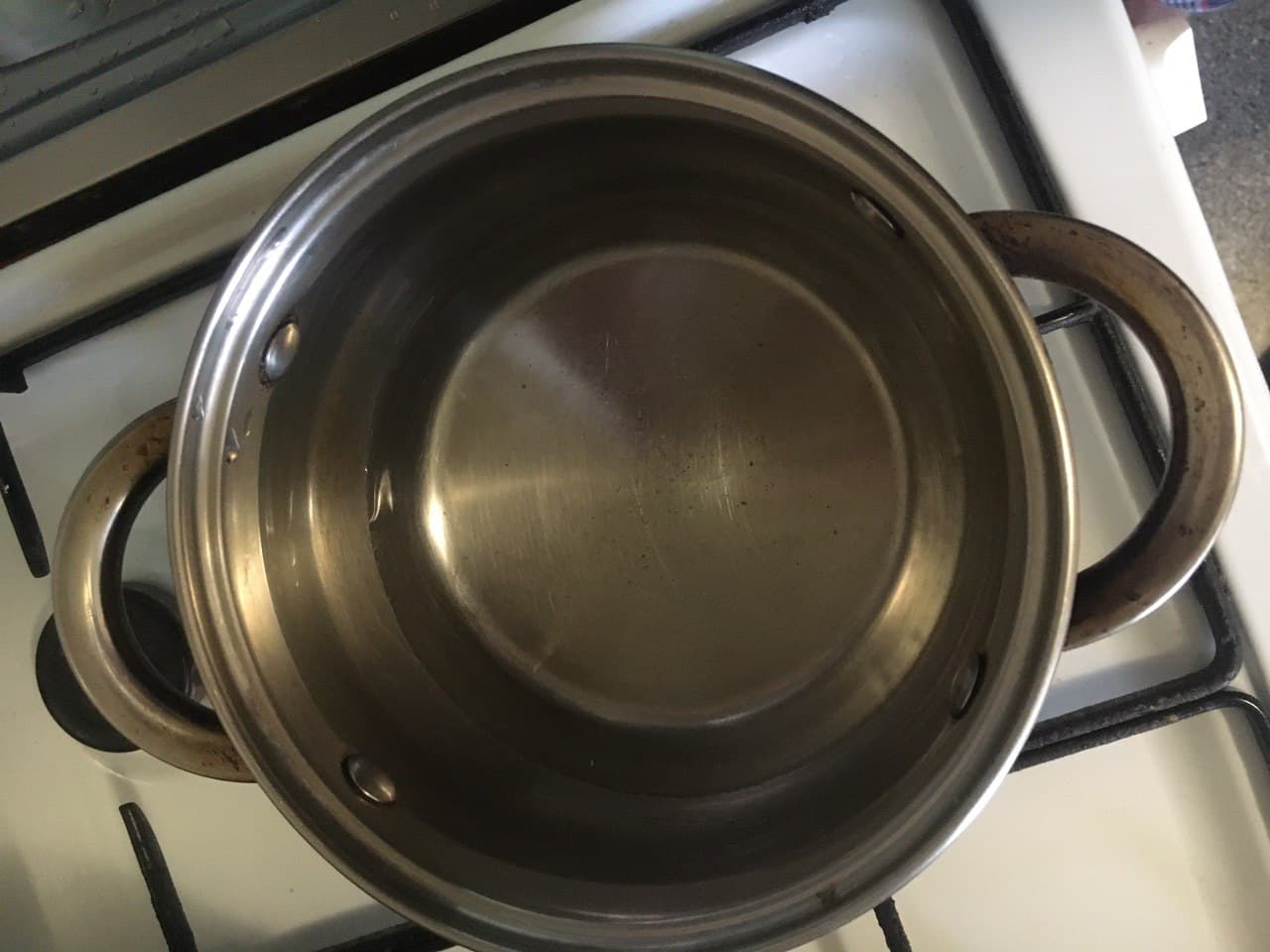 Заливаем в кастрюлю воду из фильтра 200 г, соль – 2 г, добавляем сахар  - 10 г или сахарозаменитель.