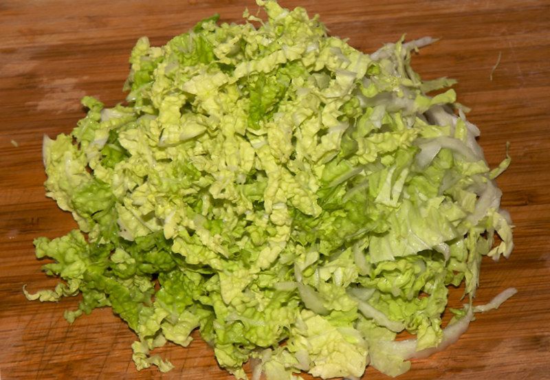 Пекинскую капусту нарезать соломкой.