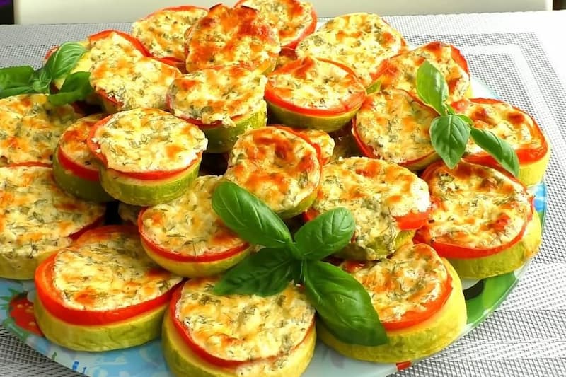 Кабачки в духовке с помидором, сыром и чесноком