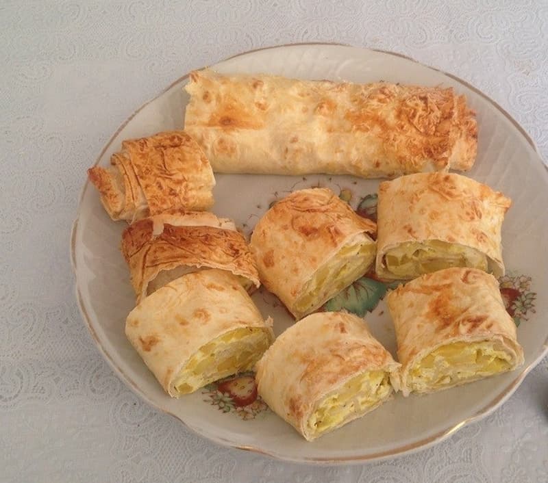 Когда рулеты подрумянились, достать и дать им остыть. Нарезать на кусочки, и можно подавать к столу.