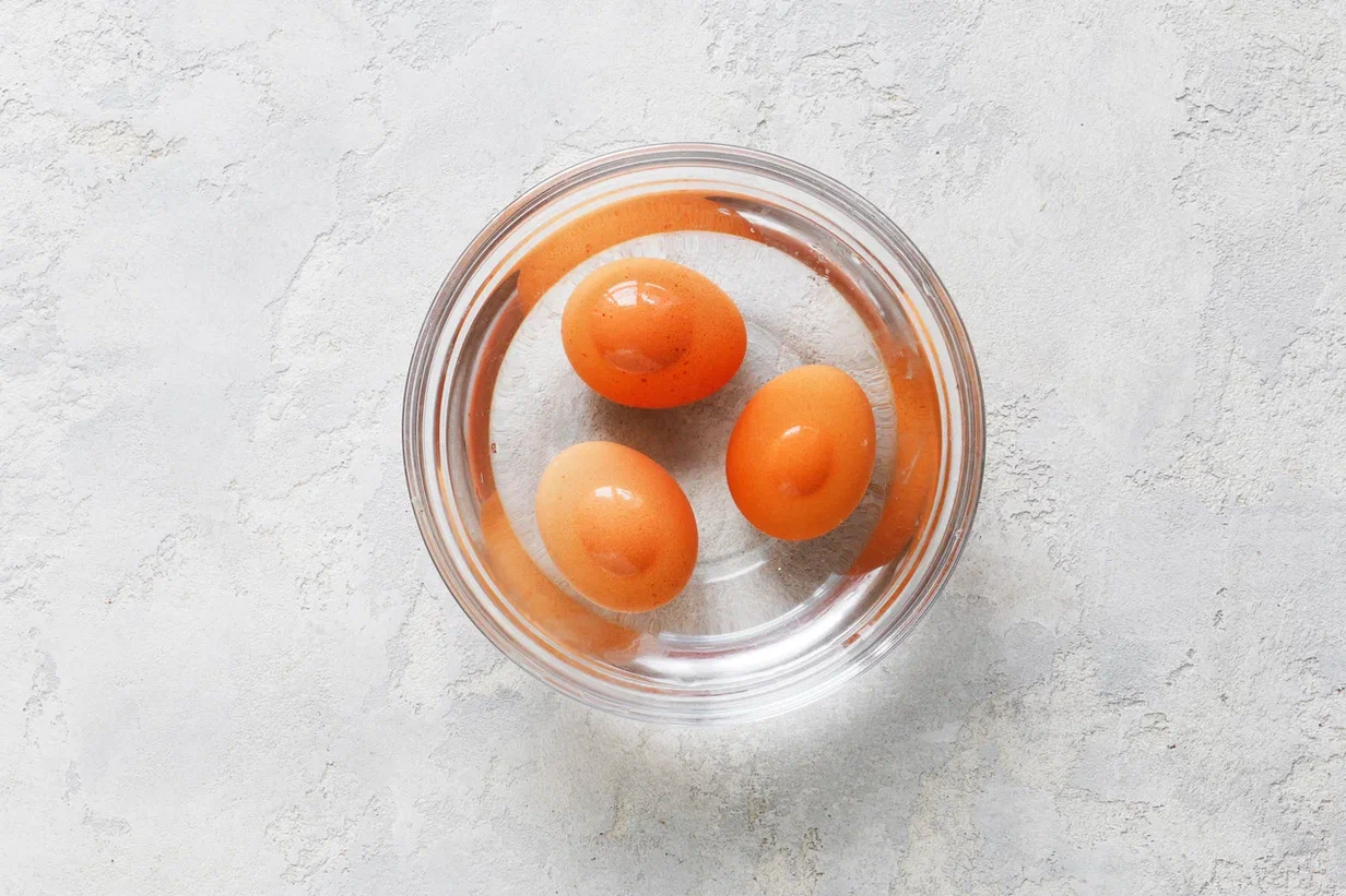 Приготовьте все ингредиенты для салата. Прежде всего, сварите вкрутую яйца. Для этого вымойте их и поместите в ковшик. Залейте водой и доведите до кипения. Варите на слабом огне 10 минут. Охладите проточной водой.