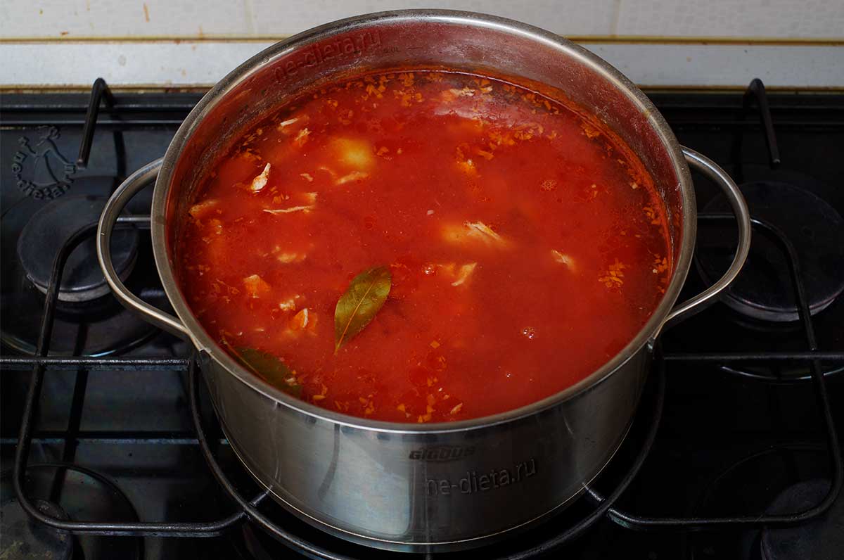 	Лук, морковь, картофель и сельдерей обжарить в кастрюле на растительном масле.
	Добавить к овощам томатную пасту и молотую паприку. Потушить пару минут. Влить воду, довести до кипения. Убавить огонь и оставить томиться на 15 минут.
