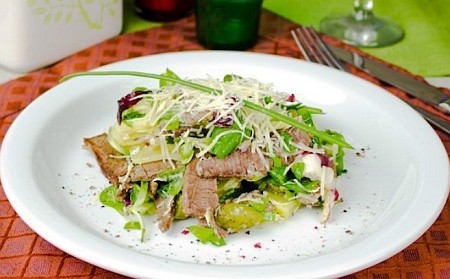 Зеленый салат с говядиной