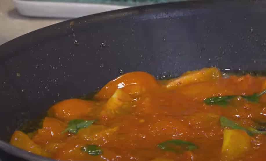 На оливковом масле в большой кастрюле подрумянить нарезанные ингредиенты.