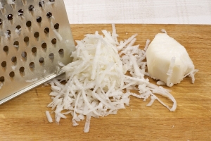 Пока мясо остывает, можно заняться редькой. Ее нужно почистить и натереть на крупной терке. 