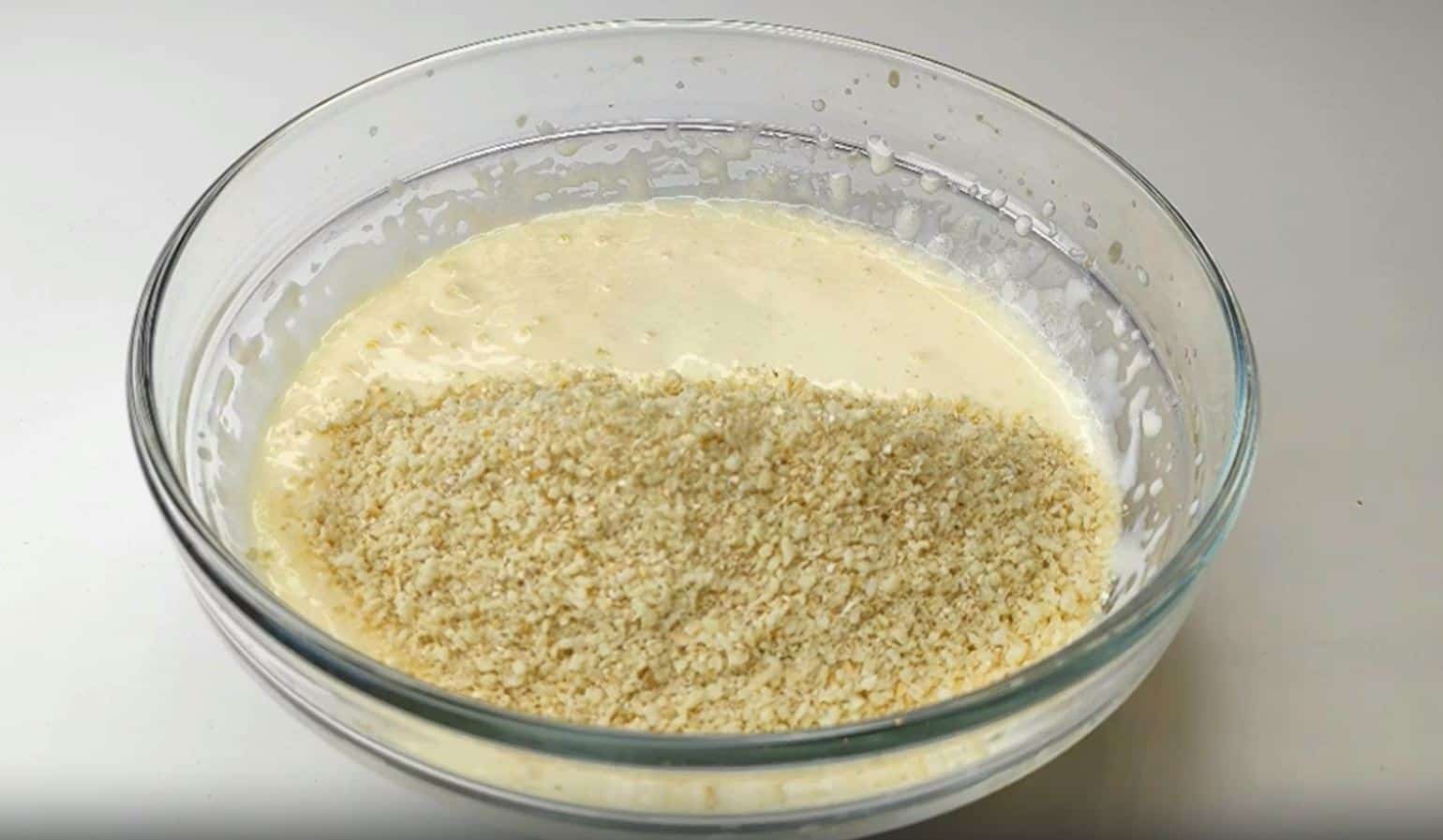 Аккуратно высыпать сухую смесь в несколько этапов, взбивая тесто.