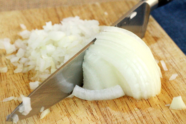 Луковицу очищаем и мелко режем. В чашу мультиварки отправляем 1 ст. л. сливочного масла и припускаем лук на программе ЖАРКА до прозрачности Эта процедура занимает 7-10 минут. Перекладываем подготовленный лук в чашу блендера. 