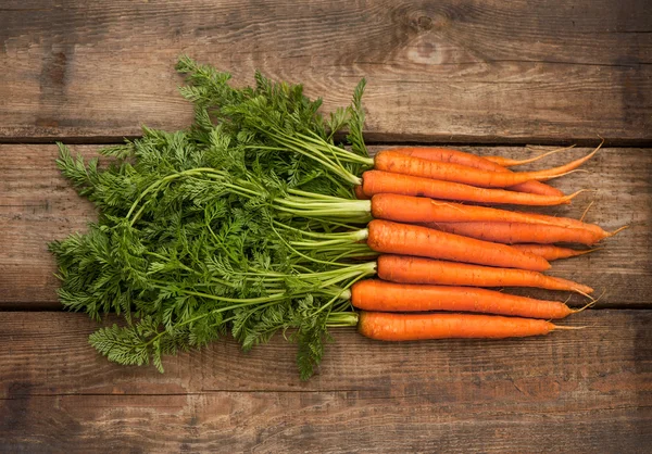 Тщательно вымойте морковь щеткой и немного обсушите.