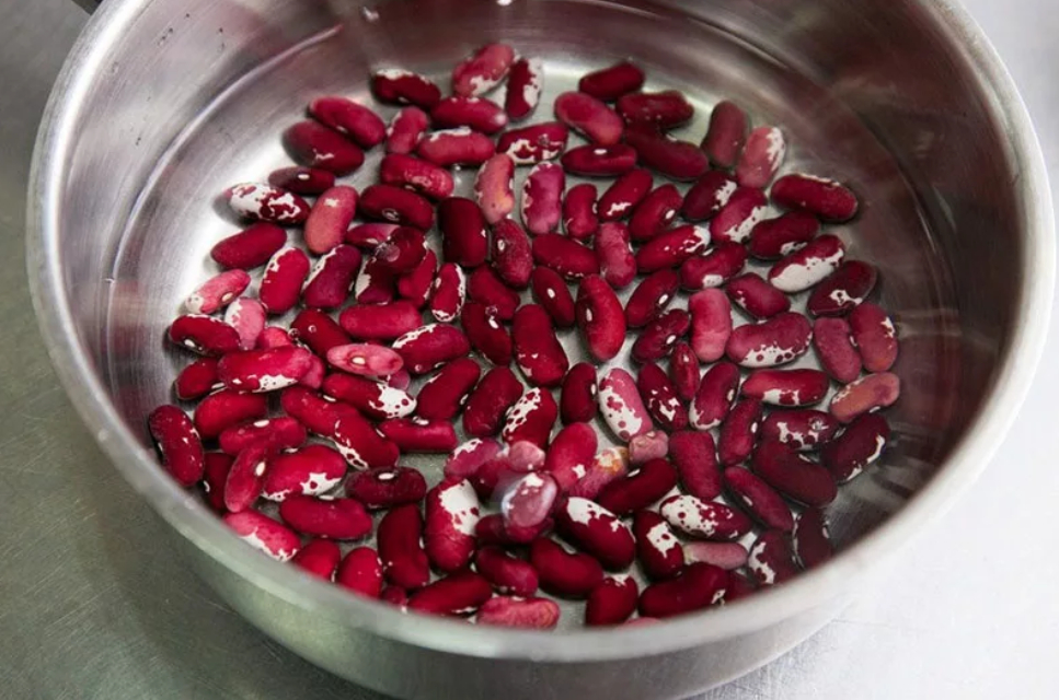 Фасоль перед приготовлением паштета необходимо промыть. Далее замачиваем ее в холодной воде часа на три-четыре. После истечения указанного времени, воду, в которой замачивалась фасоль, необходимо слить. Заливаем фасоль свежей порцией воды и помещаем на п