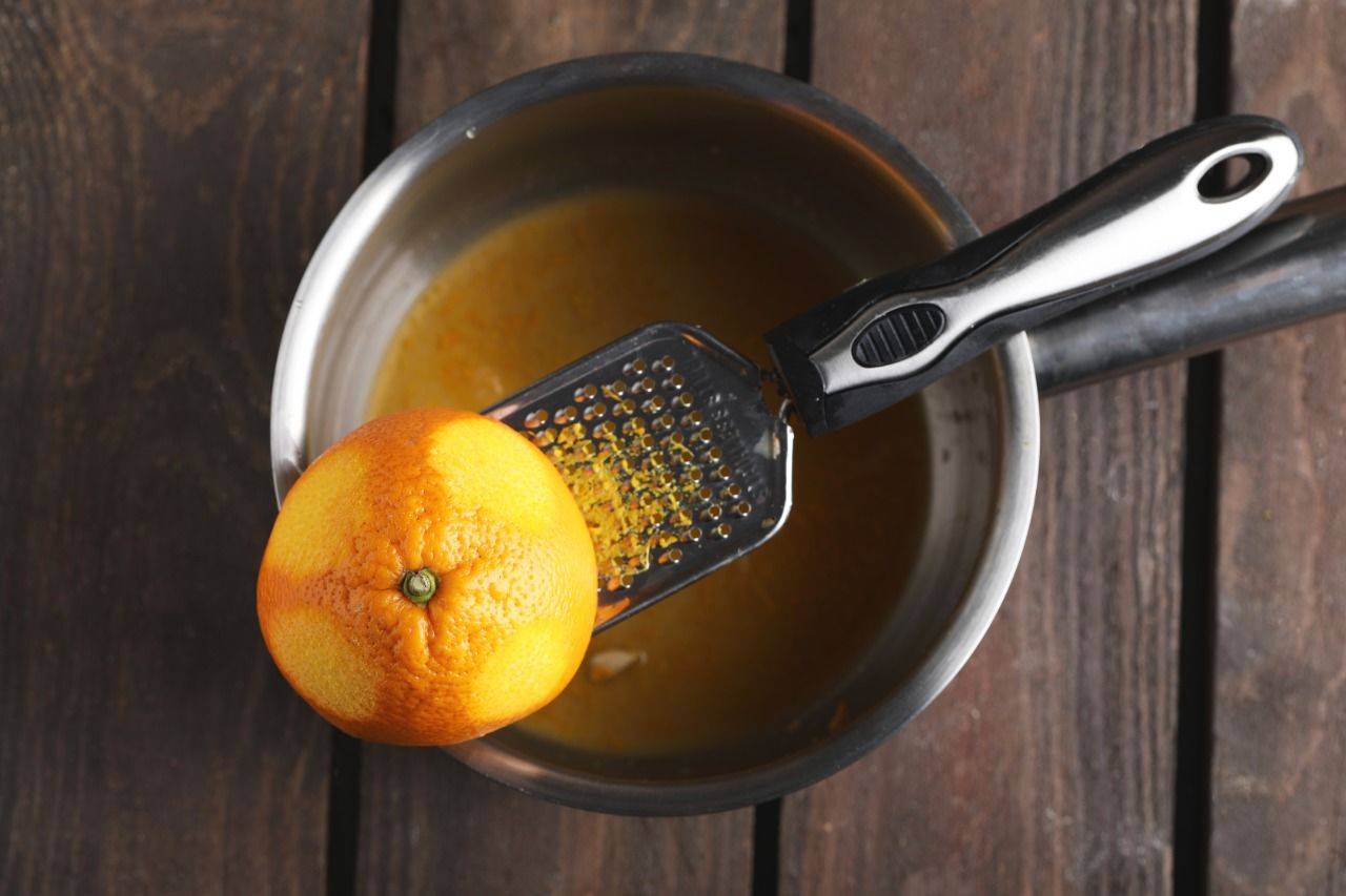 Натереть цедру апельсина на мелкой терке. Выдавить апельсиновый сок.