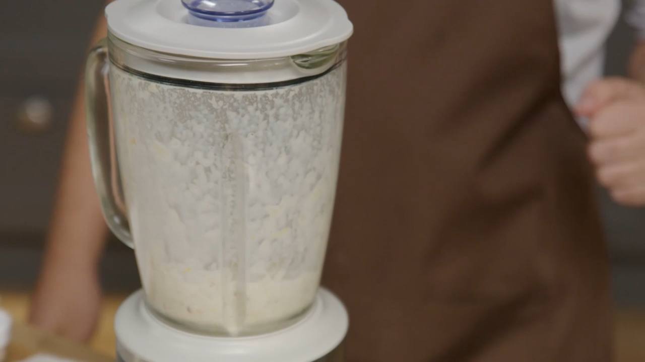 Достаем сельдерей и отправляем его в блендер. Туда же добавляем немного молока, соль, перец, немного лимонной цедры и все это взбиваем до массы пюре.