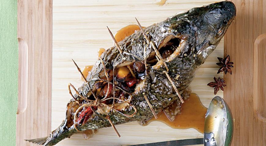 Разведите 1 ч. л. крахмала в 2 ст. л. воды. Обмажьте этой смесью рыбу. Положите карпа на противень, накрытый листом пергамента, готовьте в разогретой до 180°С духовке 25 мин.
Приготовьте соус. Растопите в сотейнике сахар в 3 ст. л. воды. Добавьте оставший