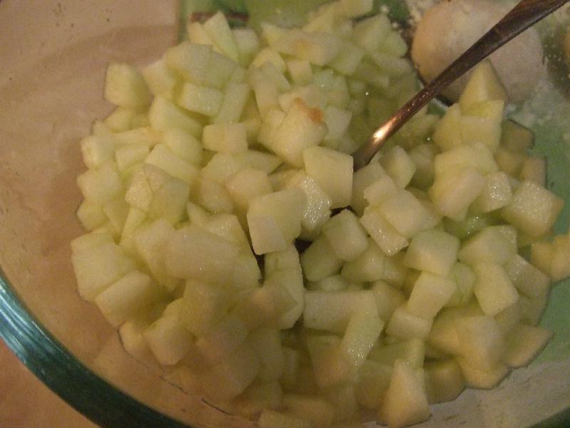 Яблоки очистить от кожуры, нарезать мелким кубиком.