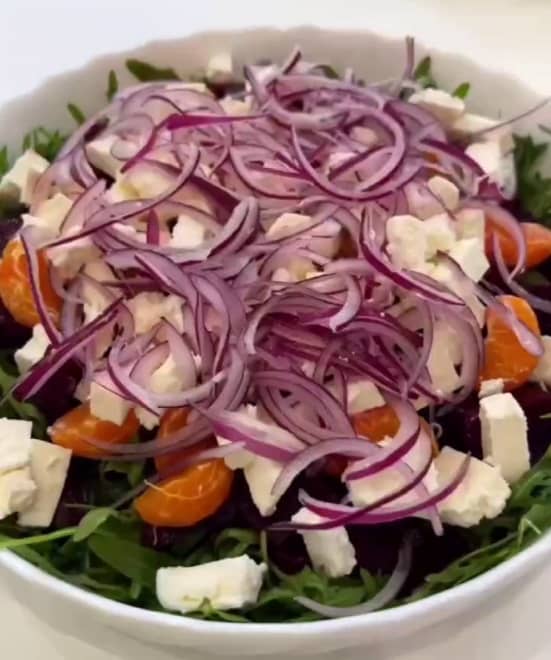 Нарезать красный лук кольцами и добавить к остальным ингредиентам.