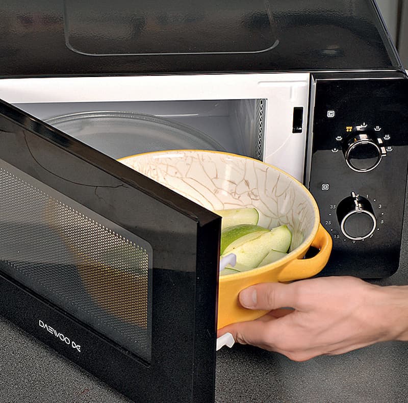 Яблоки вымыть, нарезать дольками шириной 2 см, удалив сердцевину. Поместить в посуду для микроволновой печи и поставить в печь на 3 мин. Накрыть фольгой и отставить.