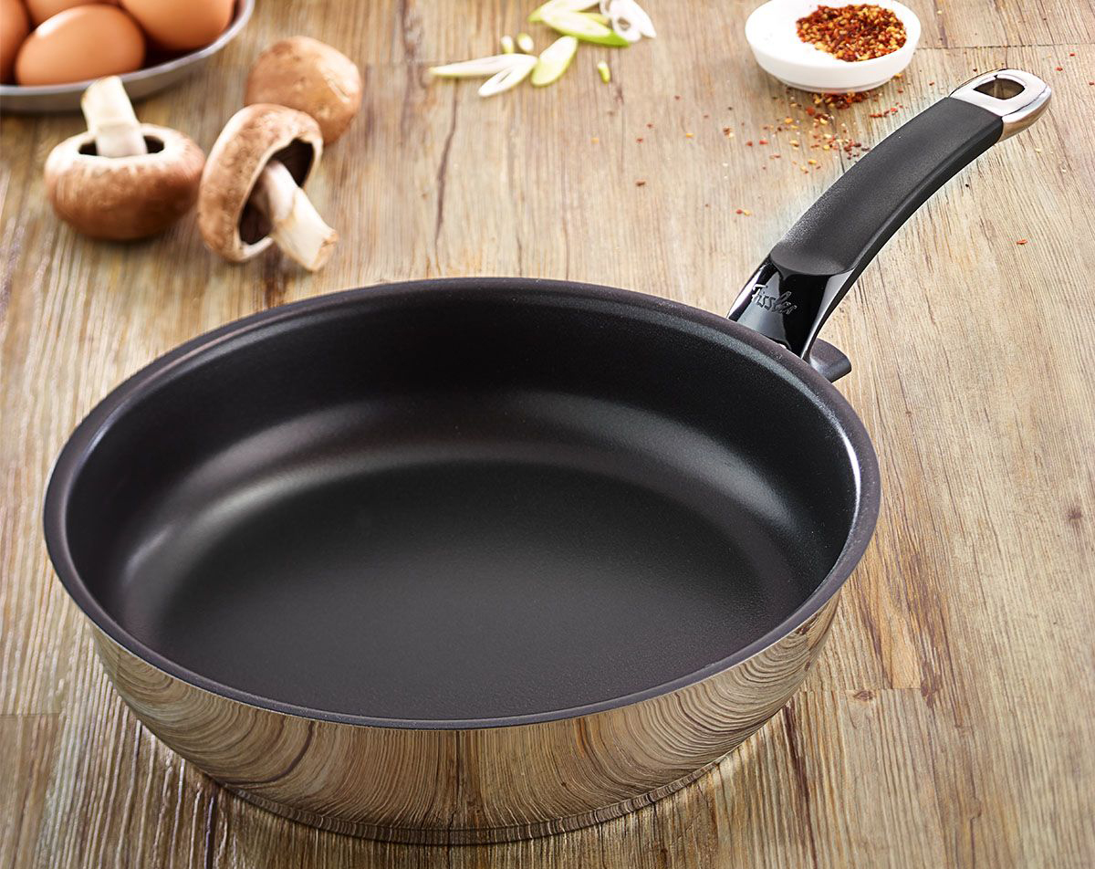 Берём кастрюлю или высокую сковороду, нам необходим объём более литра.