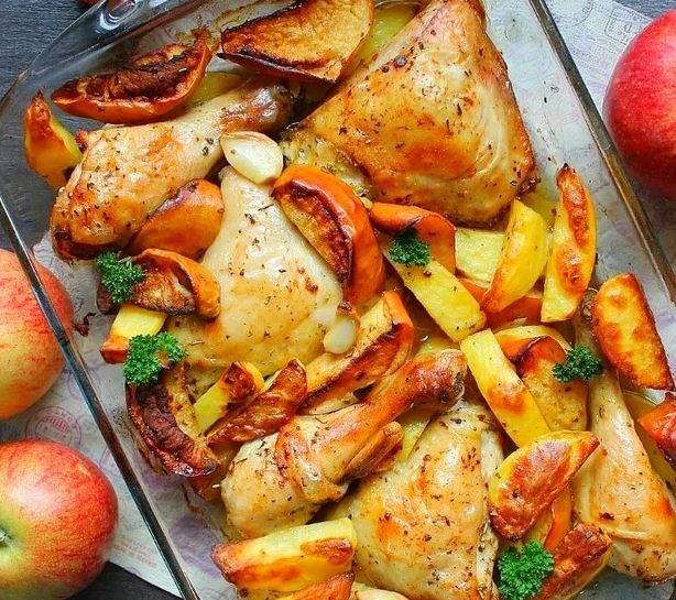 Выложите поверх курицу, слегка вдавливая в картофель. Отправьте противень в заранее разогретую духовку и запекайте до готовности. Время и температура полностью зависят от возможностей вашей духовки. Я готовила при температуре 220 градусов на режиме «верх-