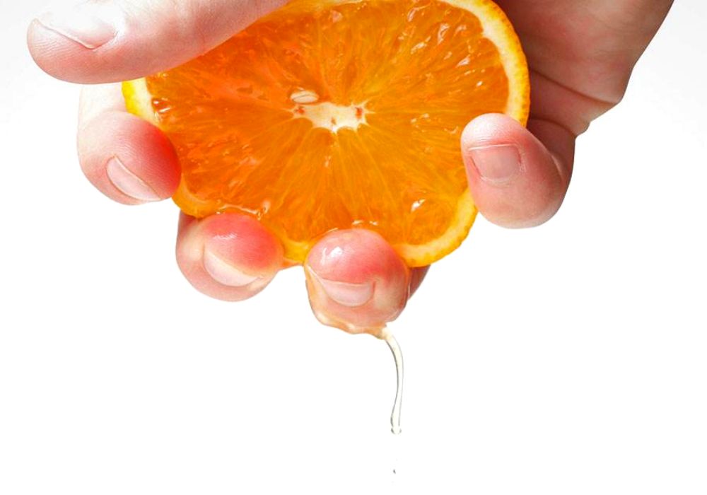 Филировать апельсин и слегка отжать из мякоти сок. Поместить в огнеупорную посуду мякоть вместе с соком, добавить сок из половины лимона, розовый перец и уварить на огне чуть выше среднего примерно вполовину. Добавить соус терияки, тщательно перемешать и 