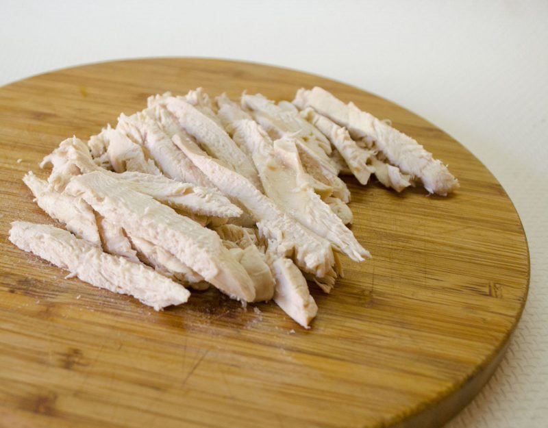 Отварную курицу нарезаем крупно, пластинами.