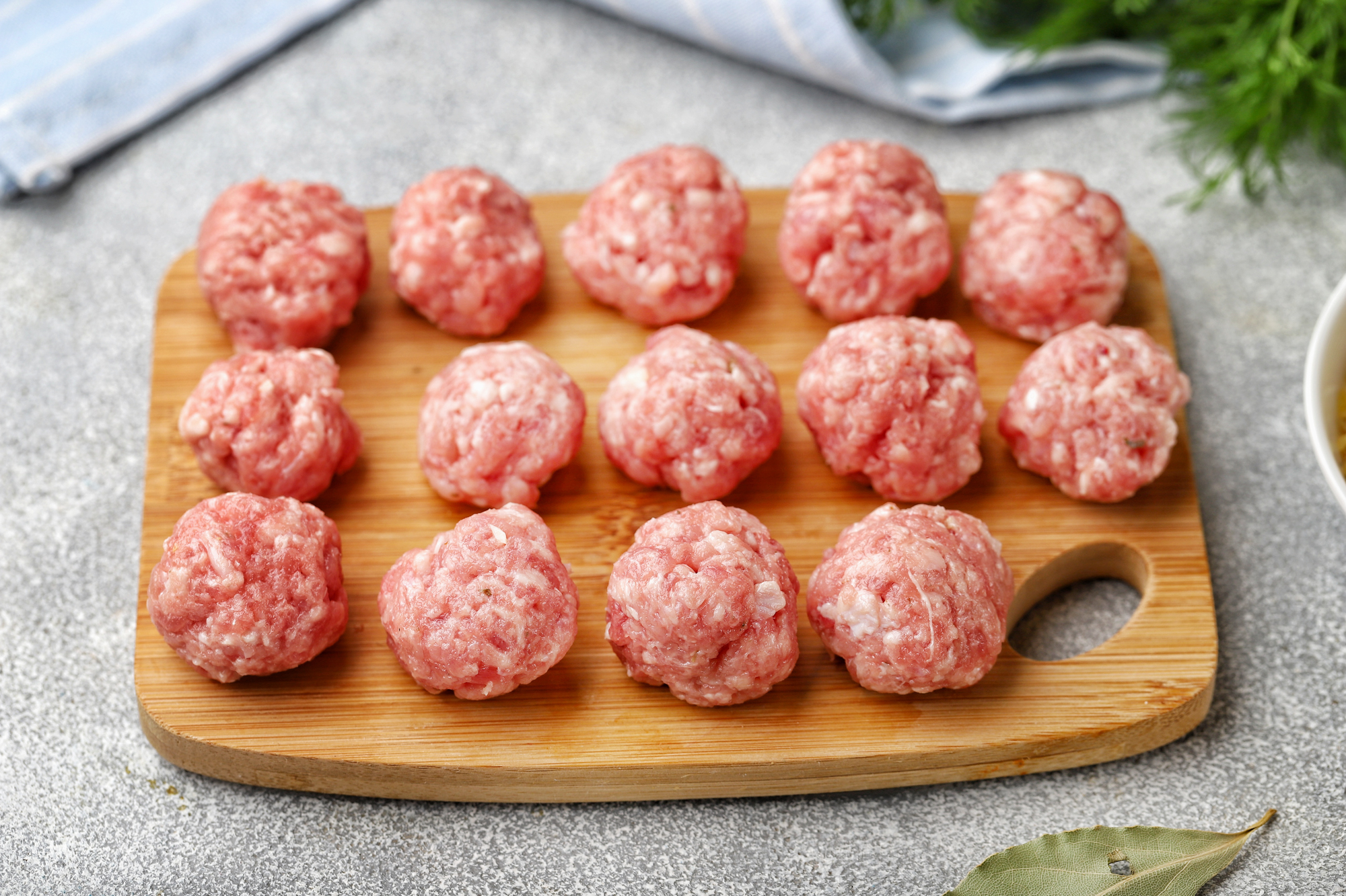 Добавить сухари, яйцо, имбирь и все перемешать. Разделить массу на одинаковые шарики, сложить в сковородку и обжарить 10 минут под крышкой. 