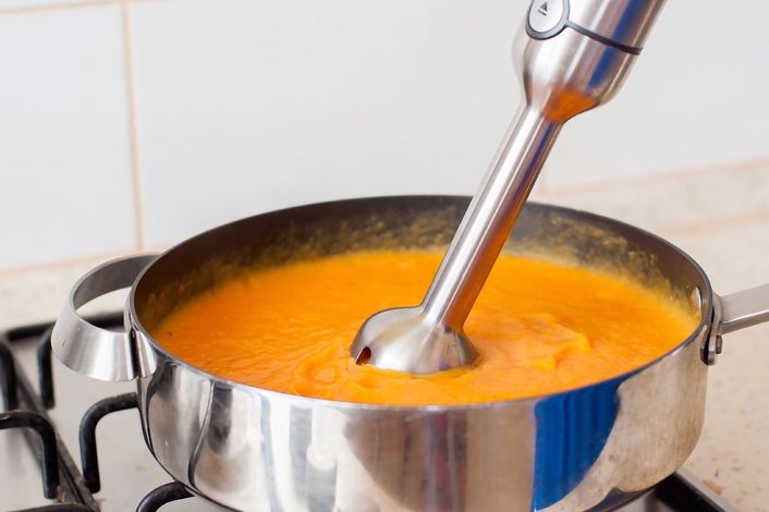 По готовности суп взбить в блендере до однородной густой массы, выложить обратно в кастрюлю добавить: Соль, перец 1 ч.л. меда 1/2 ч.л. мускатного ореха.