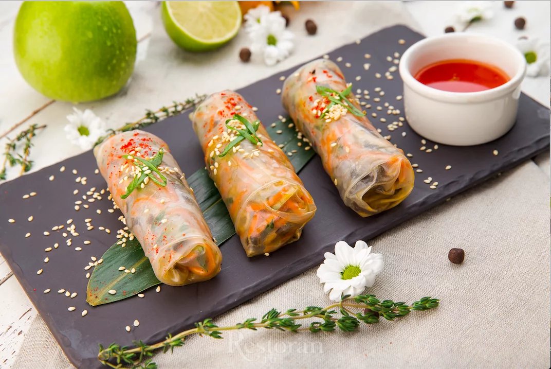 Рисовую бумагу использовать по инструкции, указанной на упаковке. Я замачивала бумагу в еле теплой воде 7–8 секунд, после чего выкладывала на поверхность, смазанную подсолнечным маслом – если поверхность смазывать маслом, то бумага к ней не прилипнет. Выл