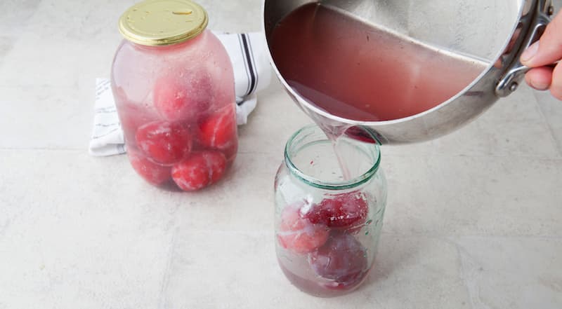 Снова слейте сироп в кастрюлю, верните на огонь и доведите до кипения. Проварите 3 мин. и снова залейте сливы кипящей жидкостью. Компот на зиму из сливы готов.