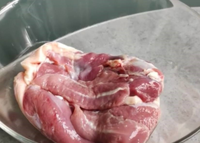Обсушите утиные грудки бумажными полотенцами и уложите на доску кожей вверх. Острым тонким ножом аккуратно надсеките кожу, не прорезая мясо, крест-накрест, с “шагом” примерно 1,5 см. Натрите филе солью и перцем с обеих сторон.