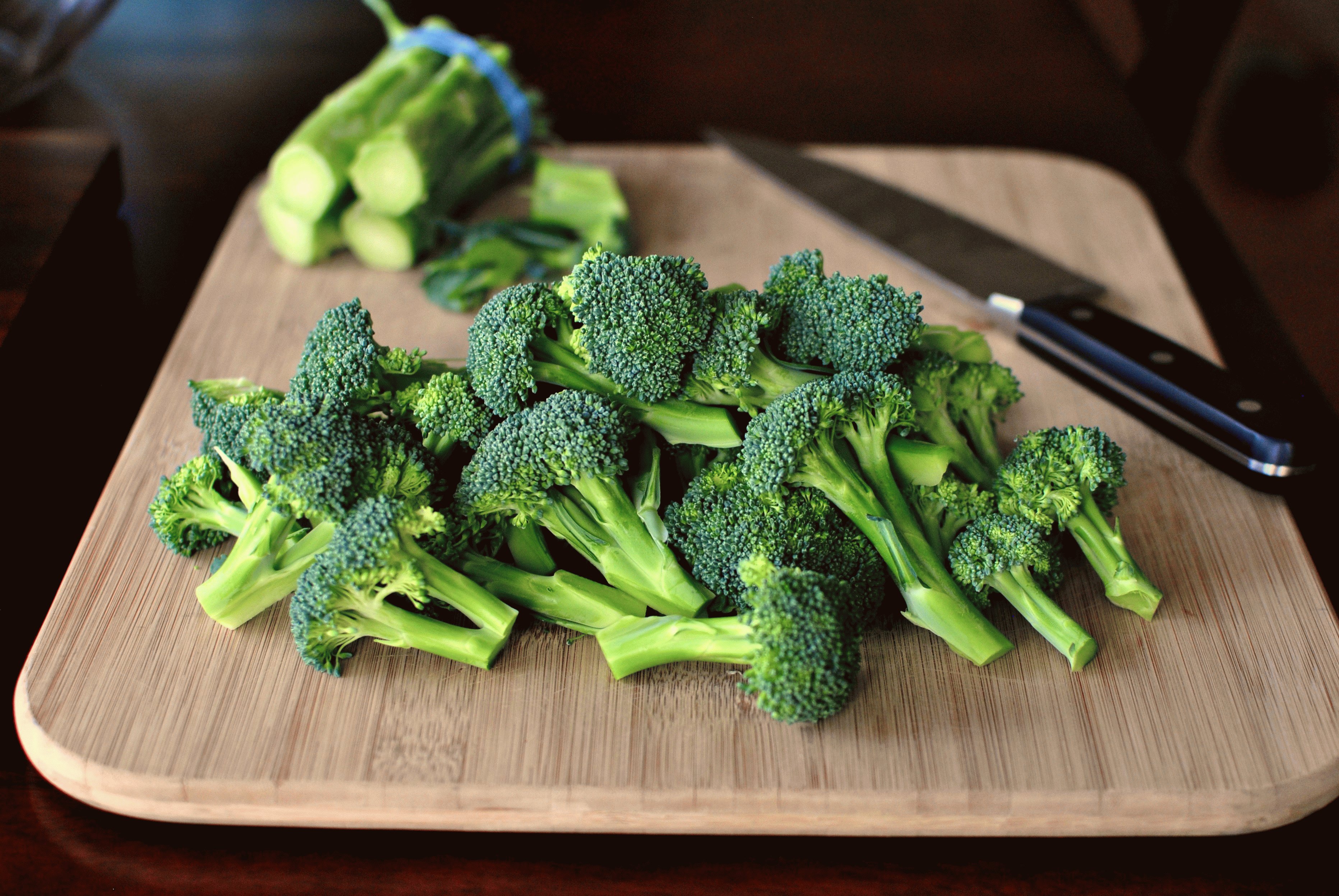 Капусту хорошо помойте. Отрежьте кочерыжку, капусту разделите на соцветия.