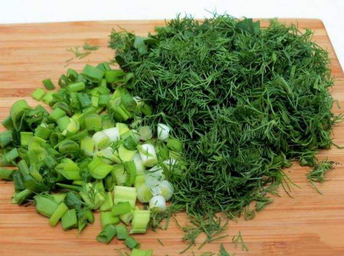 Промойте и измельчите зелень. Посолите и добавьте специи по вкусу. Так как степень солености, сладости, горечи, остроты, кислоты, жгучести у каждого индивидуальная, всегда добавляйте специи, пряности и приправы, ориентируясь на свой вкус. Если какую-то из