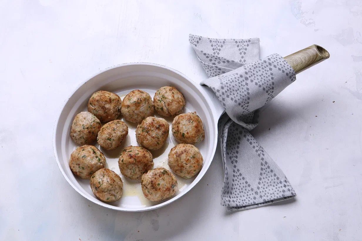 В большой сковороде нагрейте растительное масло. Жарьте «ежики» со всех сторон до румяной корочки (около 10 минут). Переложите во вместительную форму для запекания.