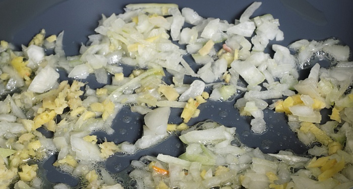 Обжарить на масле лук и имбирь, добавить мускатный орех. Затем засыпать яблоки и морковку. Обжаривать вместе около пяти минут, а потом добавить бульон. Все вместе тушить 20 минут. 