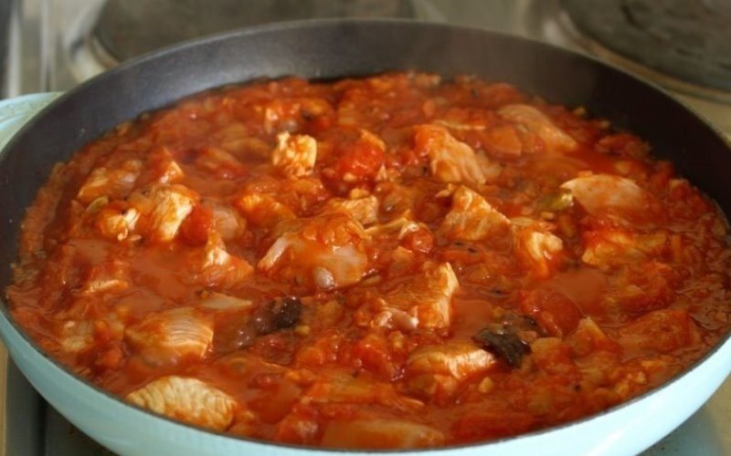 Морковь, перец и лук пассировать отдельно на другой сковороде. Добавить помидоры. Обжаренные овощи положить в сковороду к мясу. Добавить горячей кипяченой воды. Добавить специи, соль и хорошо перемешать. Протушить 15 минут на слабом огне. Затем добавить т