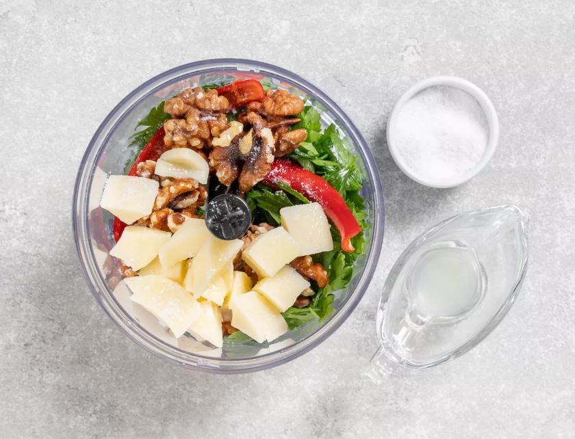 Влейте масло, лимонный сок, посолите. Пробейте блендером до однородности.