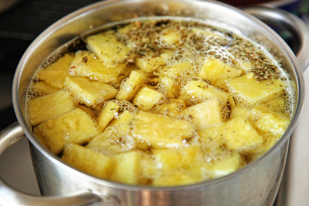 Закладываем ананас в кипящую воду, добавляем сахар. Сладкоежкам сахара можно положить побольше, ориентируйтесь на свой вкус. После того, как компотик покипит минут 15, отставляем его и даем остыть и настояться.