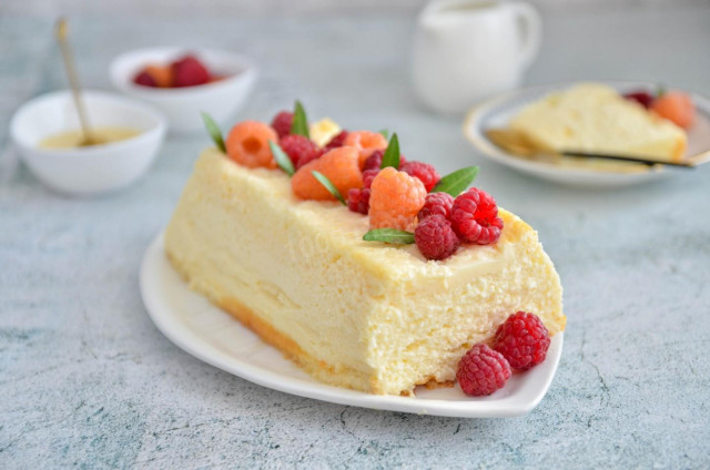 Яйца разделите на желтки и белки. Старайтесь это сделать аккуратно, чтобы в белки не попала ни капелька желтка, иначе белки не взобьются. Белки на время дальнейшего приготовления уберите в холодильник. К желткам добавьте творог, молоко и ванилин. Перемеша