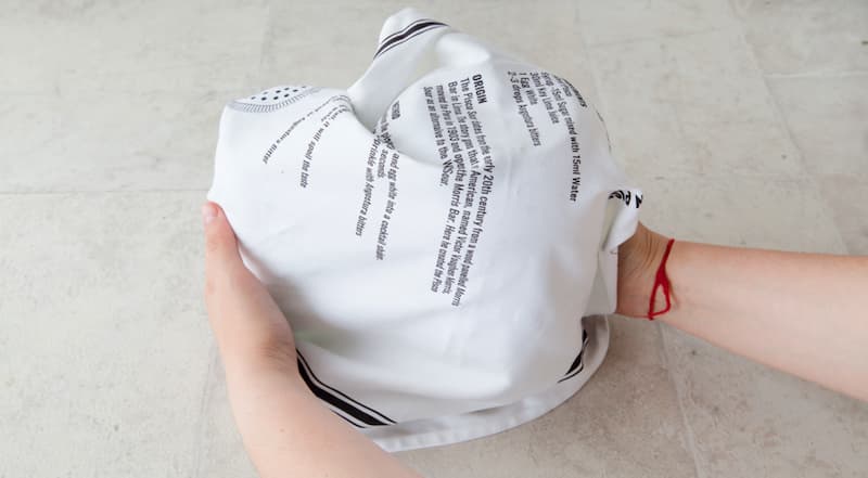 Плотно закройте банки крышками. Аккуратно переверните вверх дном. Хорошо укутайте банки и оставьте до полного остывания. Спелые сливы для компота можно проколоть зубочисткой, тогда они не лопнут при заливке кипятком, останутся не только целыми, но красив