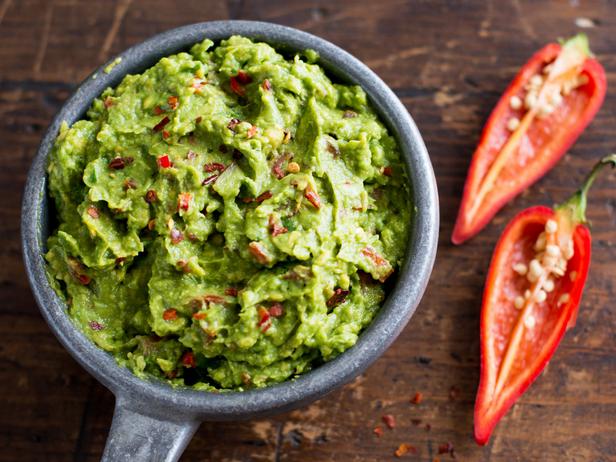Фирменный рецепт «Формулы еды»: гуакамоле с салатными листьями 