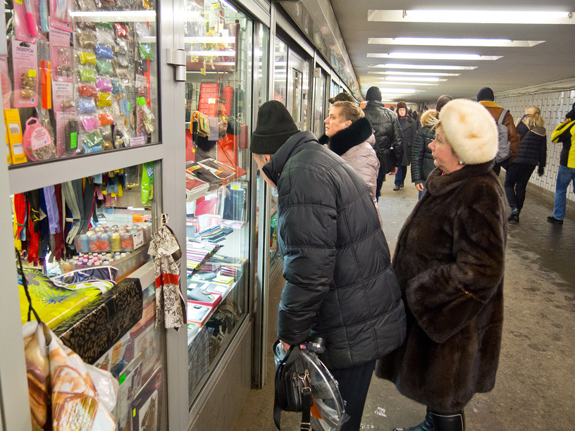 Санкт-Петербург. Роспотребнадзор в Петербурге рекомендует не покупать продукты к новогоднему столу на дорогах и у метро