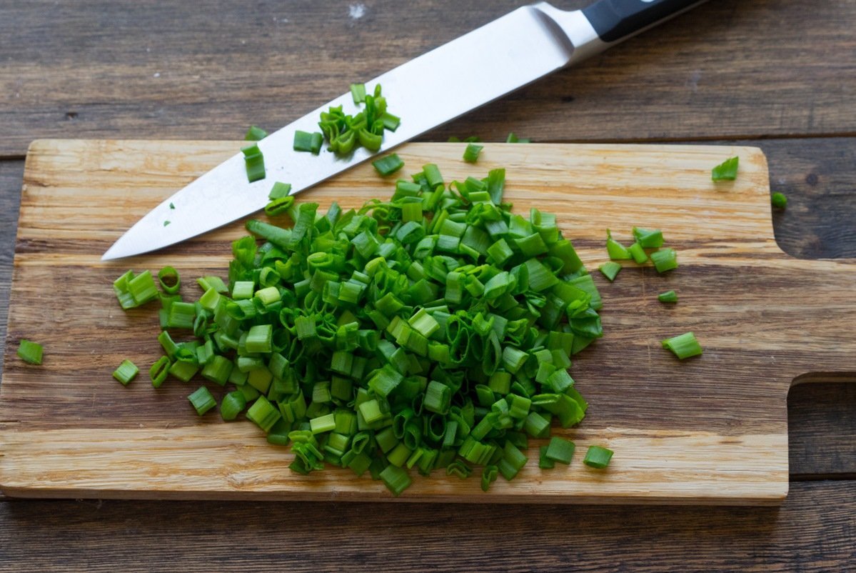 Пока все варится, мелко режем зеленый лук, трем на крупной терке свежие огурцы.